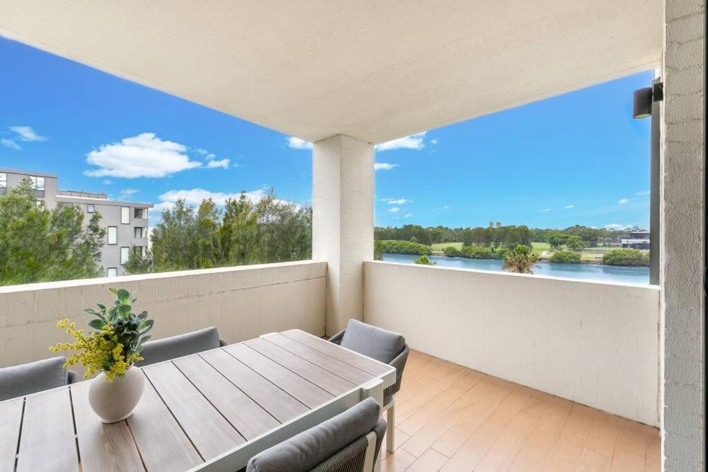 Luxury Waterfront 2 Bed Near Olympic Park & Parra Apartment *