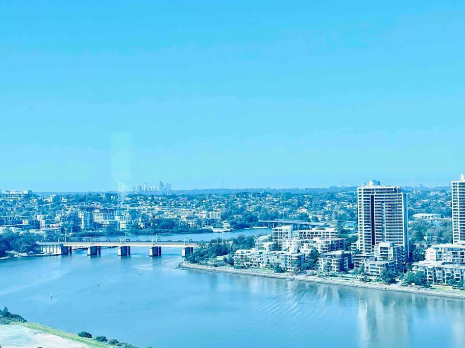 Luxious Startling Waterview Highrise Apartment