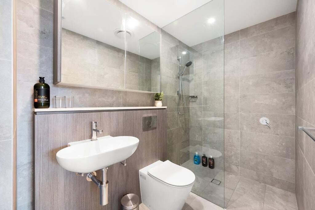 Olympic Park Modern 3 Bedroom With Pool & Free Parking Sydney