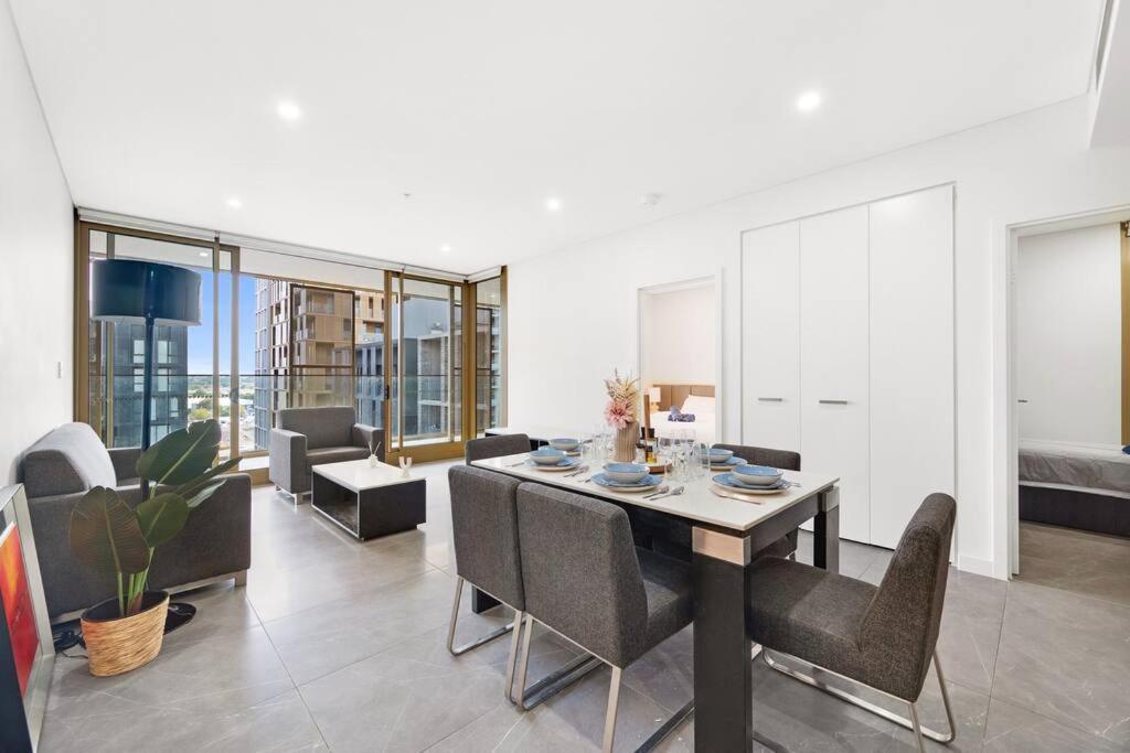 Olympic Park Modern 3 Bedroom With Pool & Free Parking *