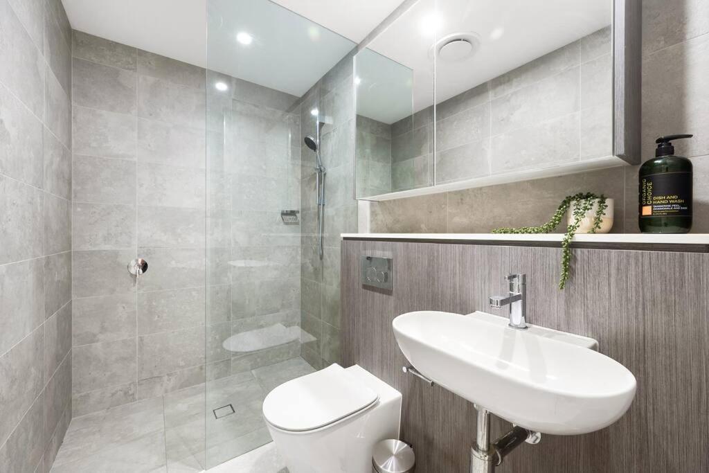 Apartment Olympic Park Modern 3 Bedroom With Pool & Free Parking Sydney