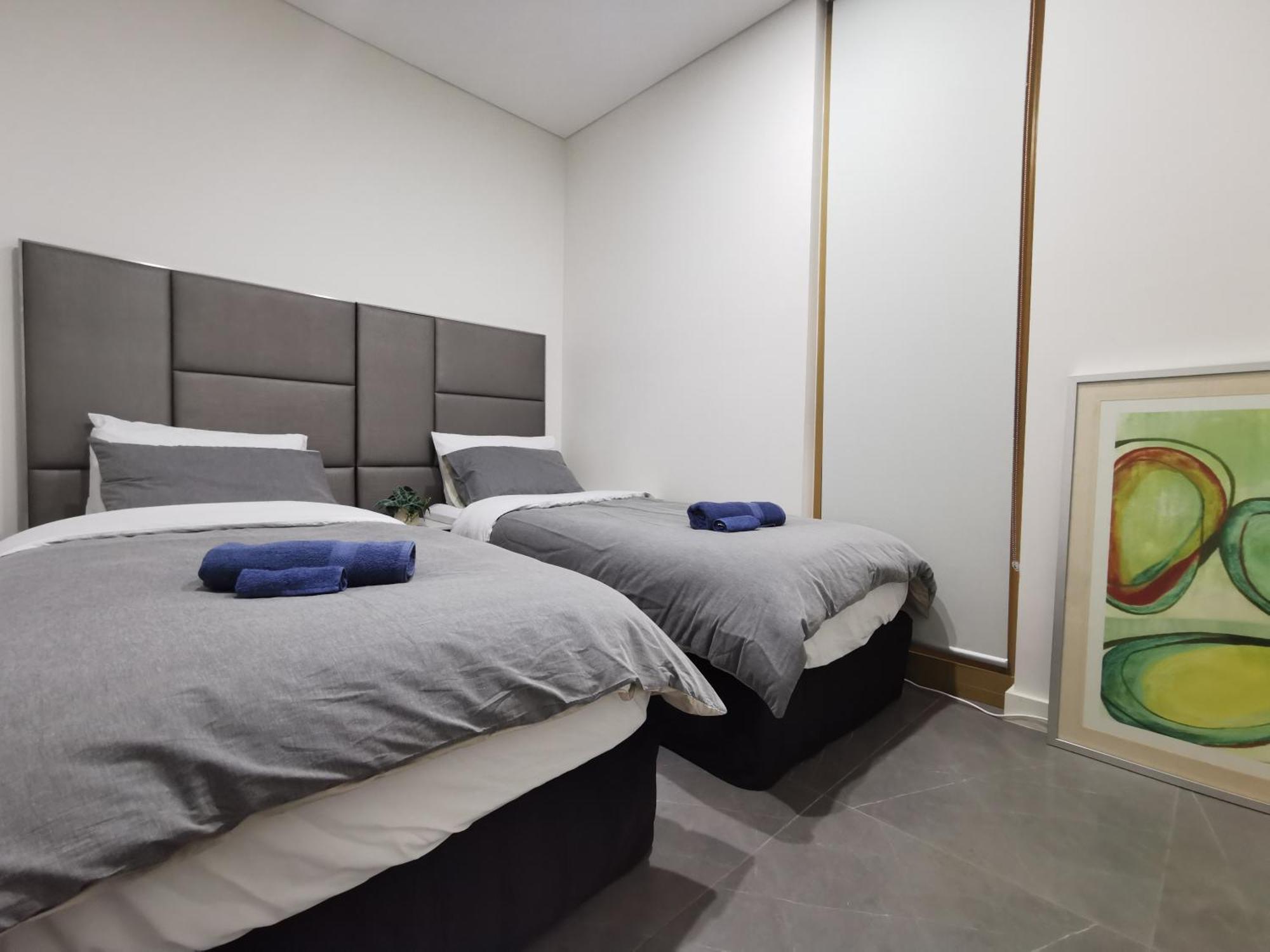 Olympic Park Modern 3 Bedroom With Pool & Free Parking Apartment *