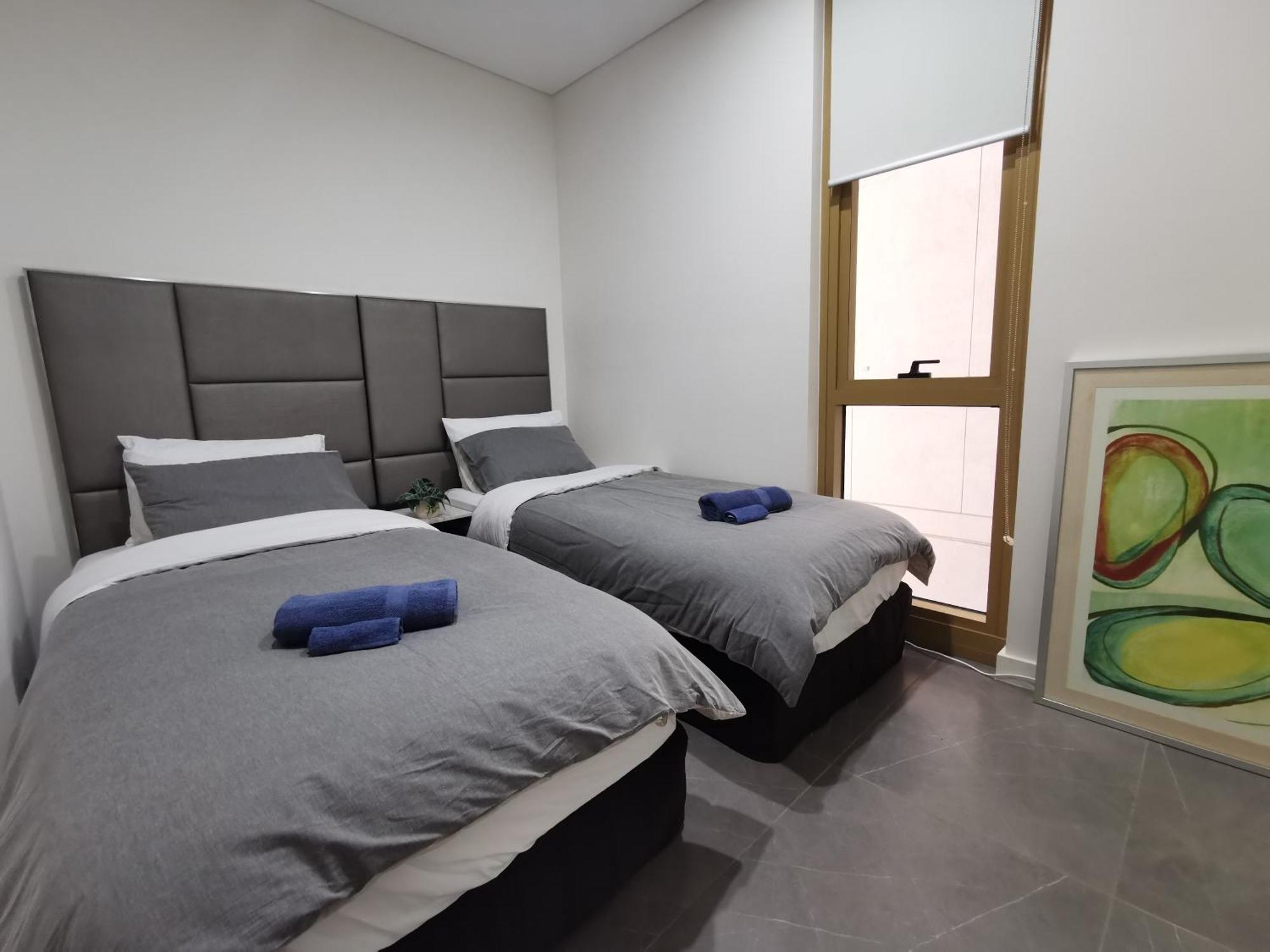 Olympic Park Modern 3 Bedroom With Pool & Free Parking Apartment *