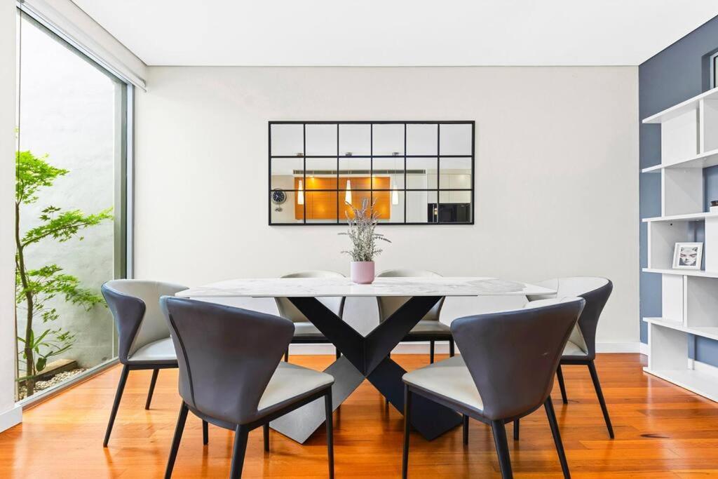 Convenient 4br With Private Pool Close To Airport Holiday home Sydney