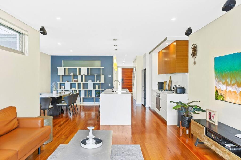 Convenient 4br With Private Pool Close To Airport Sydney