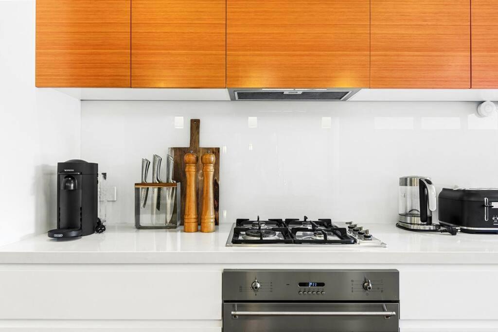 Convenient 4br With Private Pool Close To Airport *