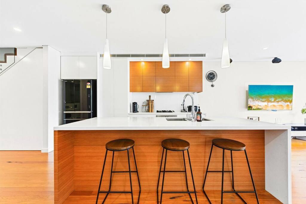 Convenient 4br With Private Pool Close To Airport *