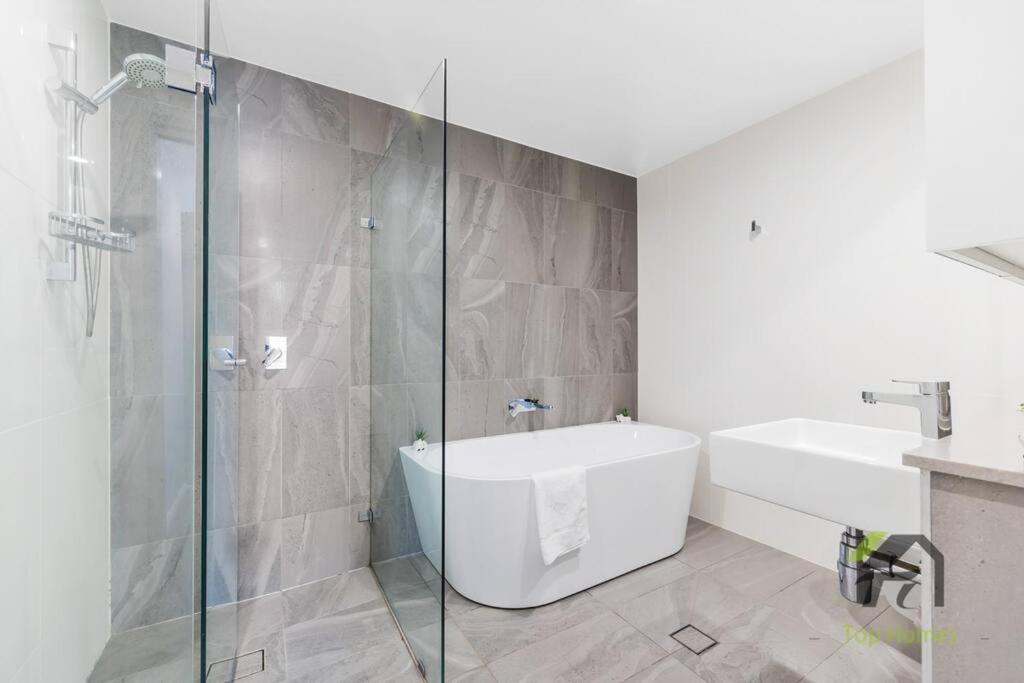 Sunshine 2 Bed In Olympic Park Sidney