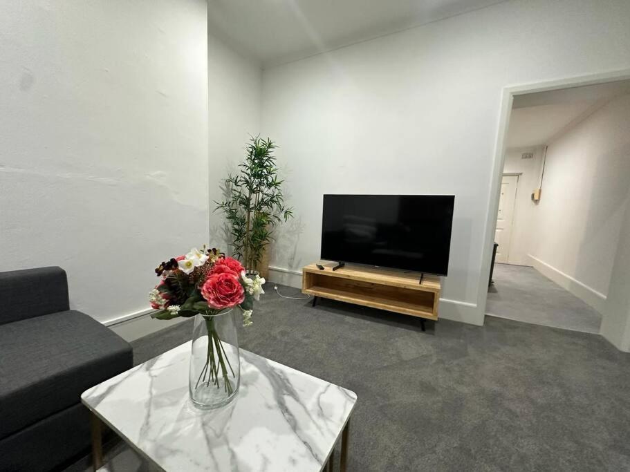 Remarkable 2 Bedroom House At The Centre Of Darlinghurst Sydney