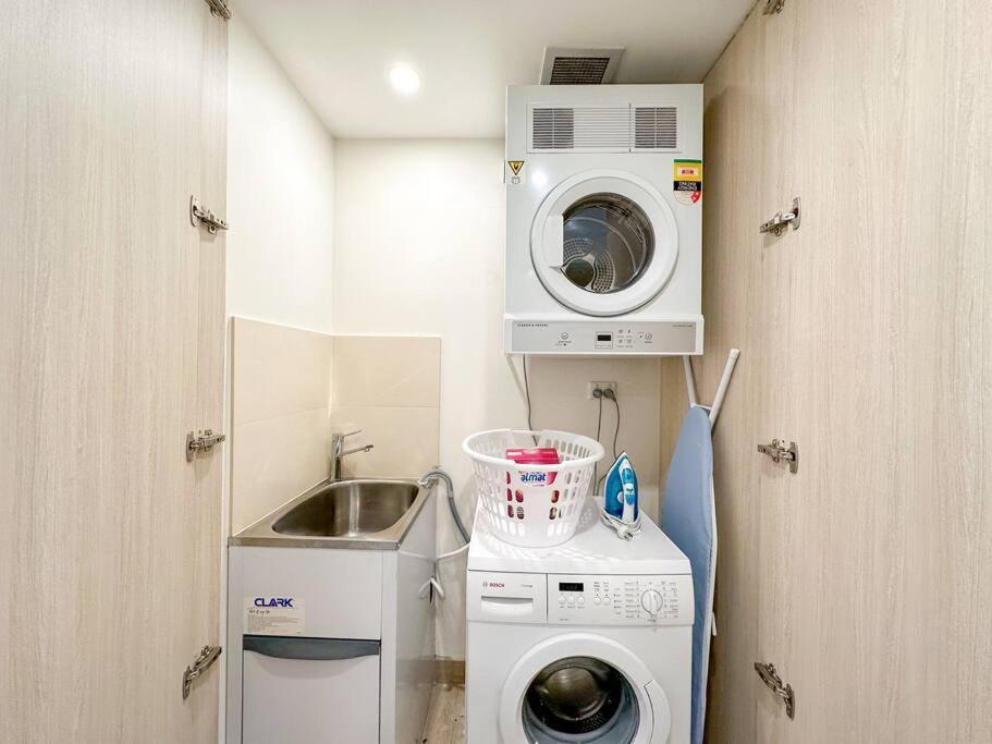 Living Made Easy : 1 Bed In Ashfield Heart * Sydney