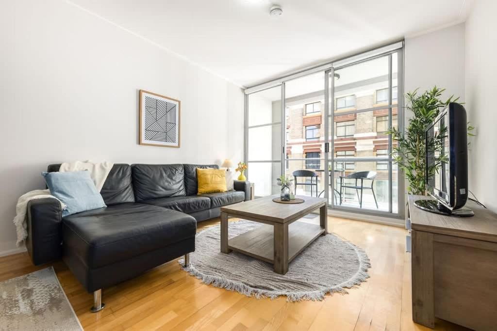 A Modern & Stylish Next To Darling Harbour Sydney