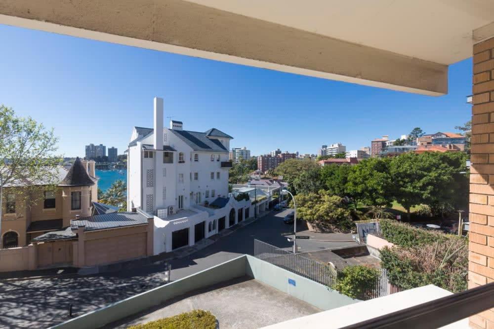 Couple's Gateway In Sunny Elizabeth Bay