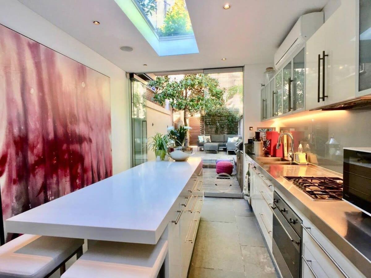 3 Storey House Walk To Fox Scg & Sidney
