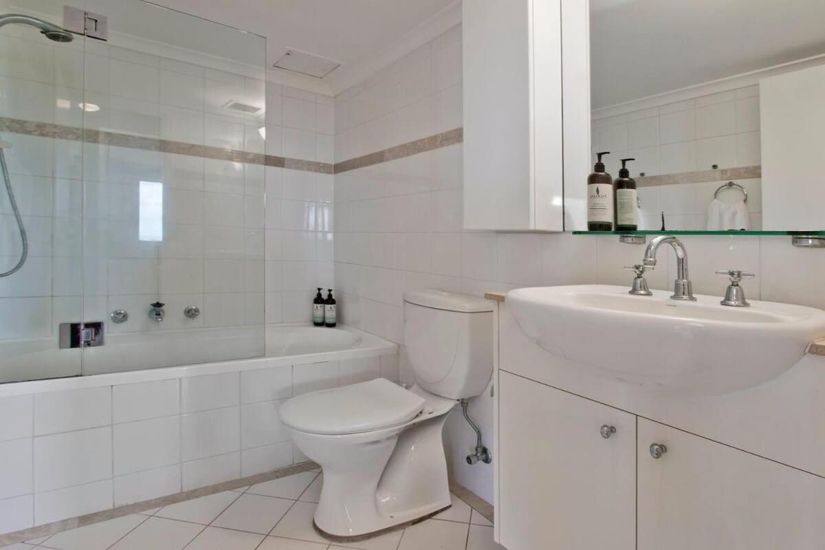 Expansive Views From 1 Bedroom Apartment *