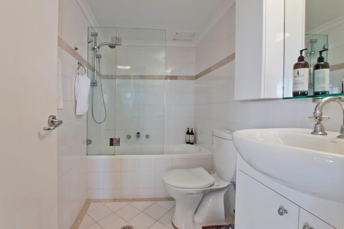 Expansive Views From 1 Bedroom * Sydney