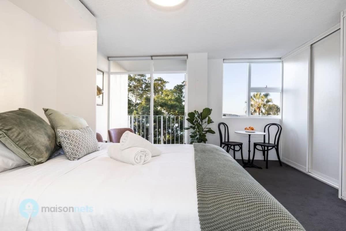 With Parking Balcony & Water Views * Sydney
