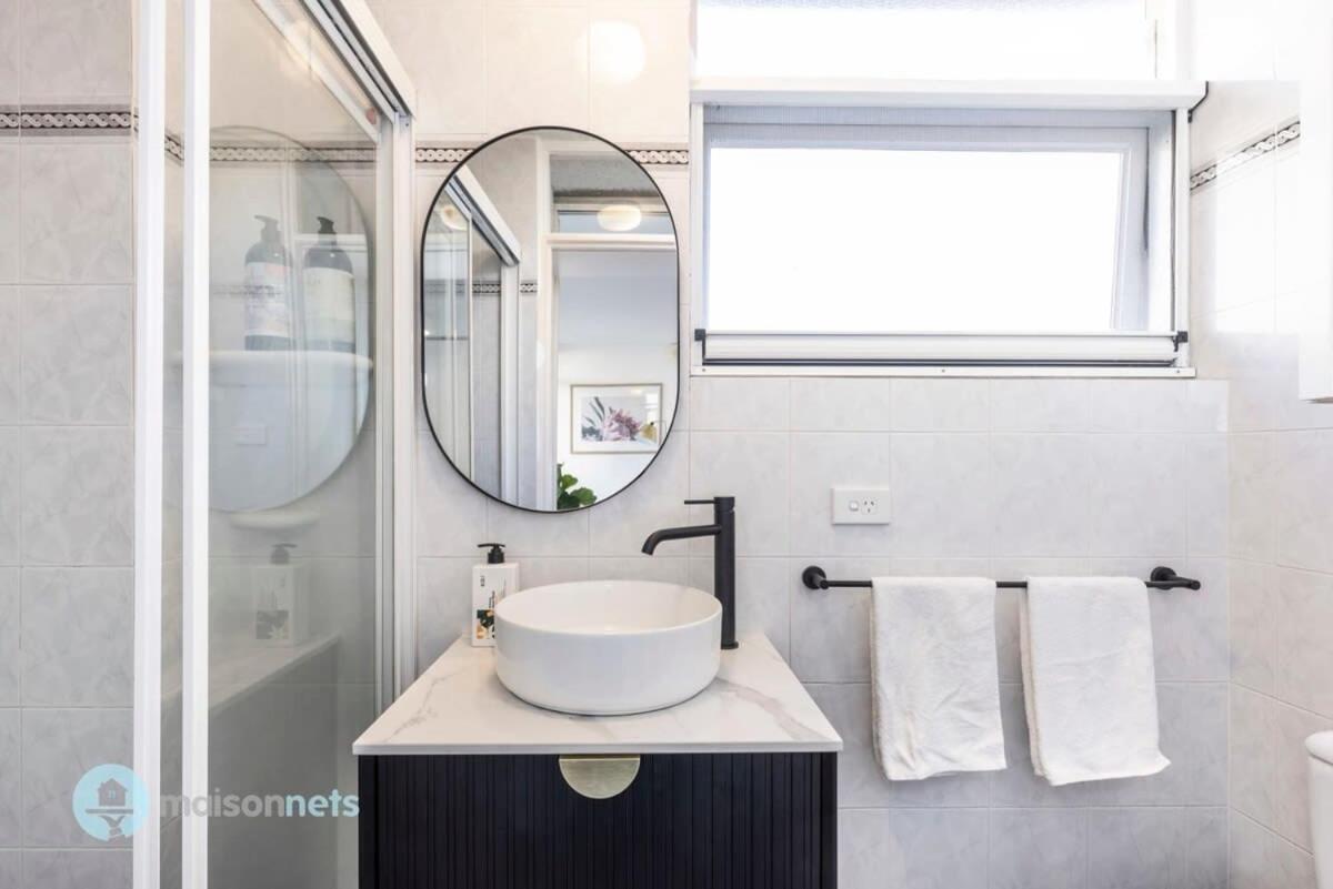 Apartment With Parking Balcony & Water Views Sydney