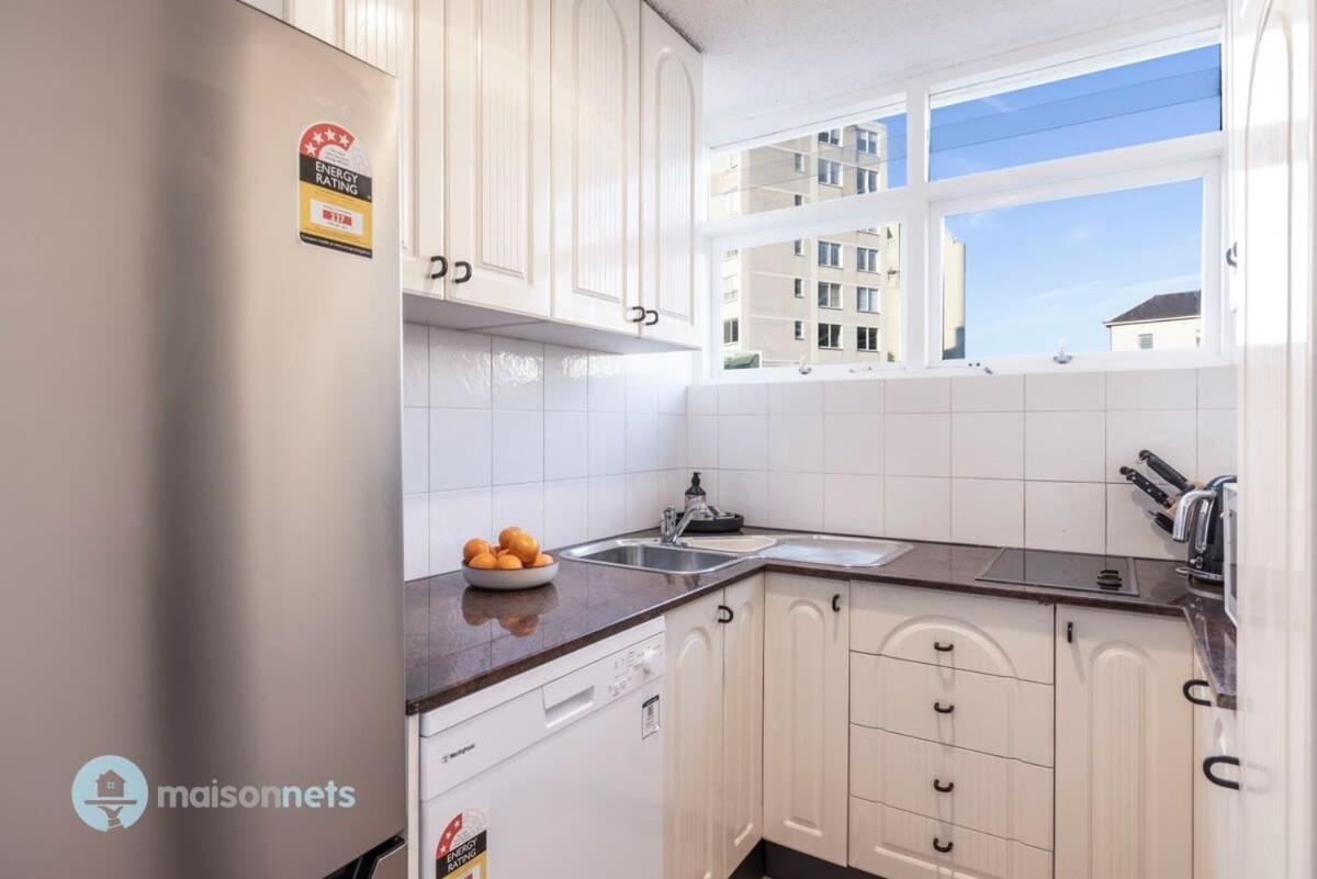 With Parking Balcony & Water Views * Sydney