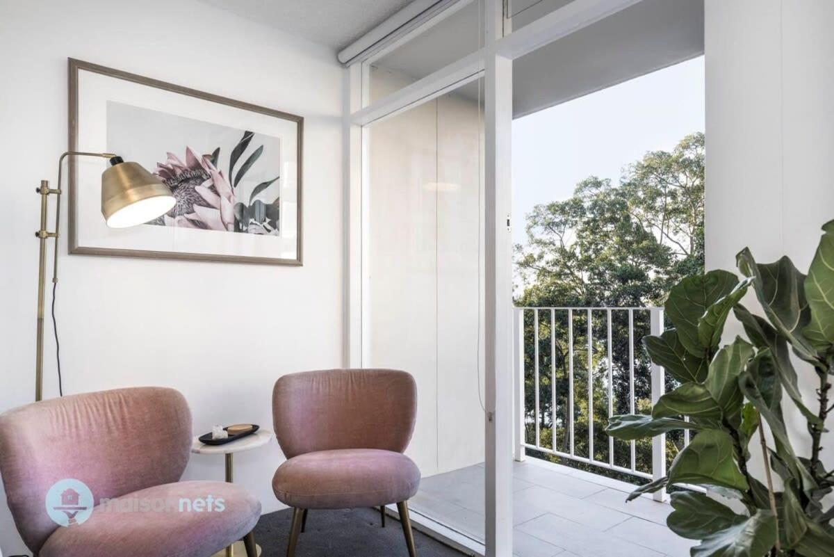 With Parking Balcony & Water Views * Sydney