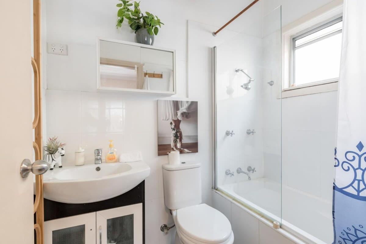 Casa de férias Private Ensuite Queen Near Airport *