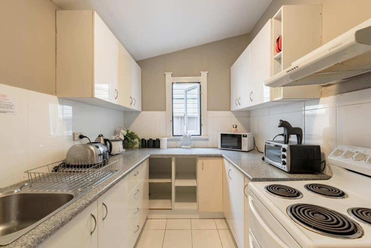 Private Ensuite Queen Near Airport Sidney