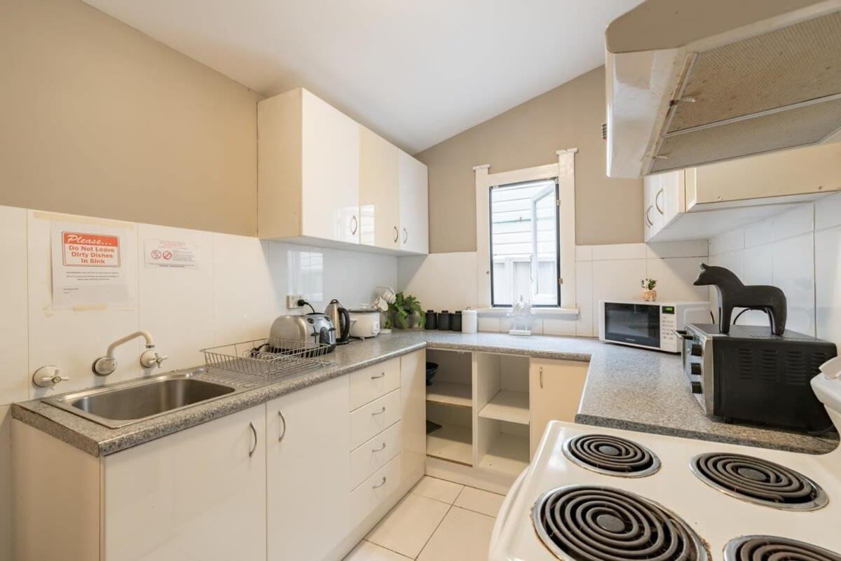 Private Ensuite Queen Near Airport *