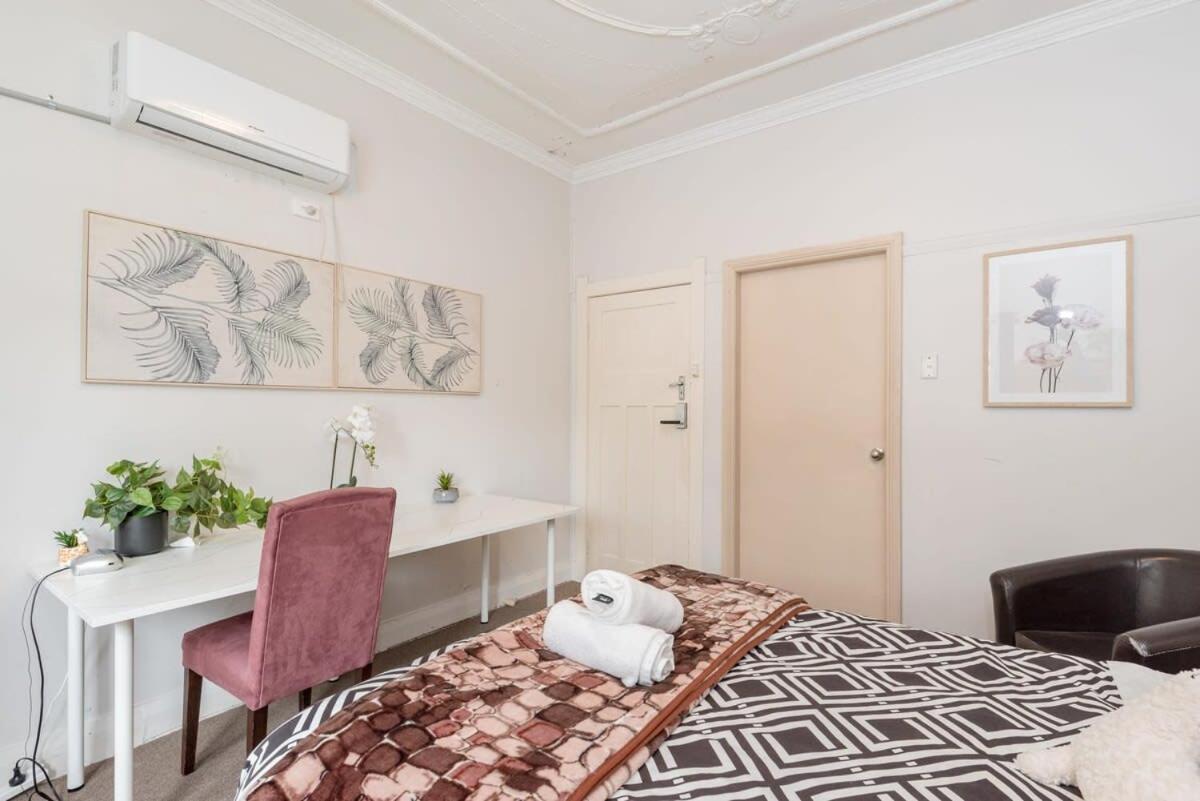 Private Ensuite Queen Near Airport Sidney