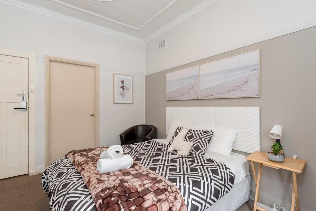 Private Ensuite Queen Near Airport