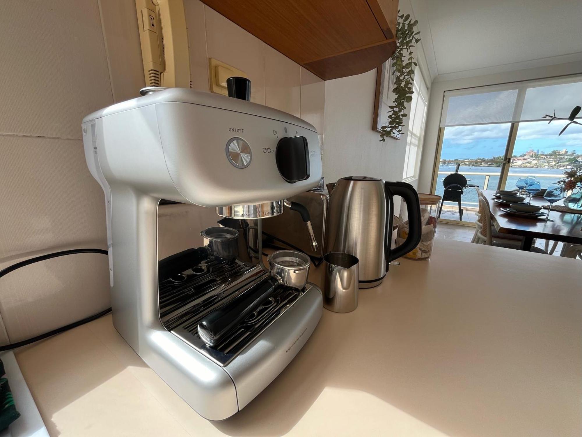 Ferienhaus Stunning Waterfront Townhouse With Shared Swimpool, Harbour View And Free P Sydney
