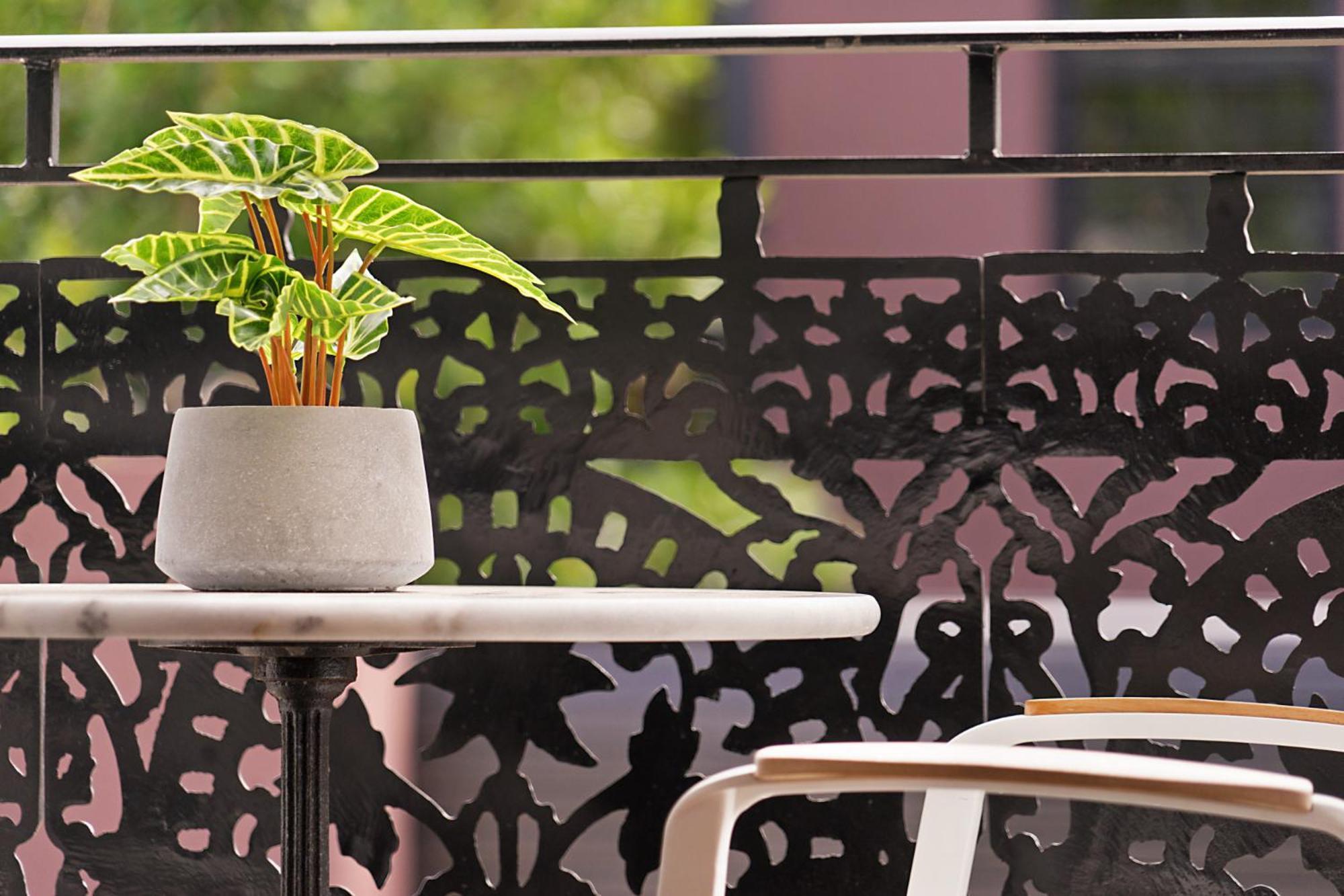 Cozy With Balcony In Unbeatable Location