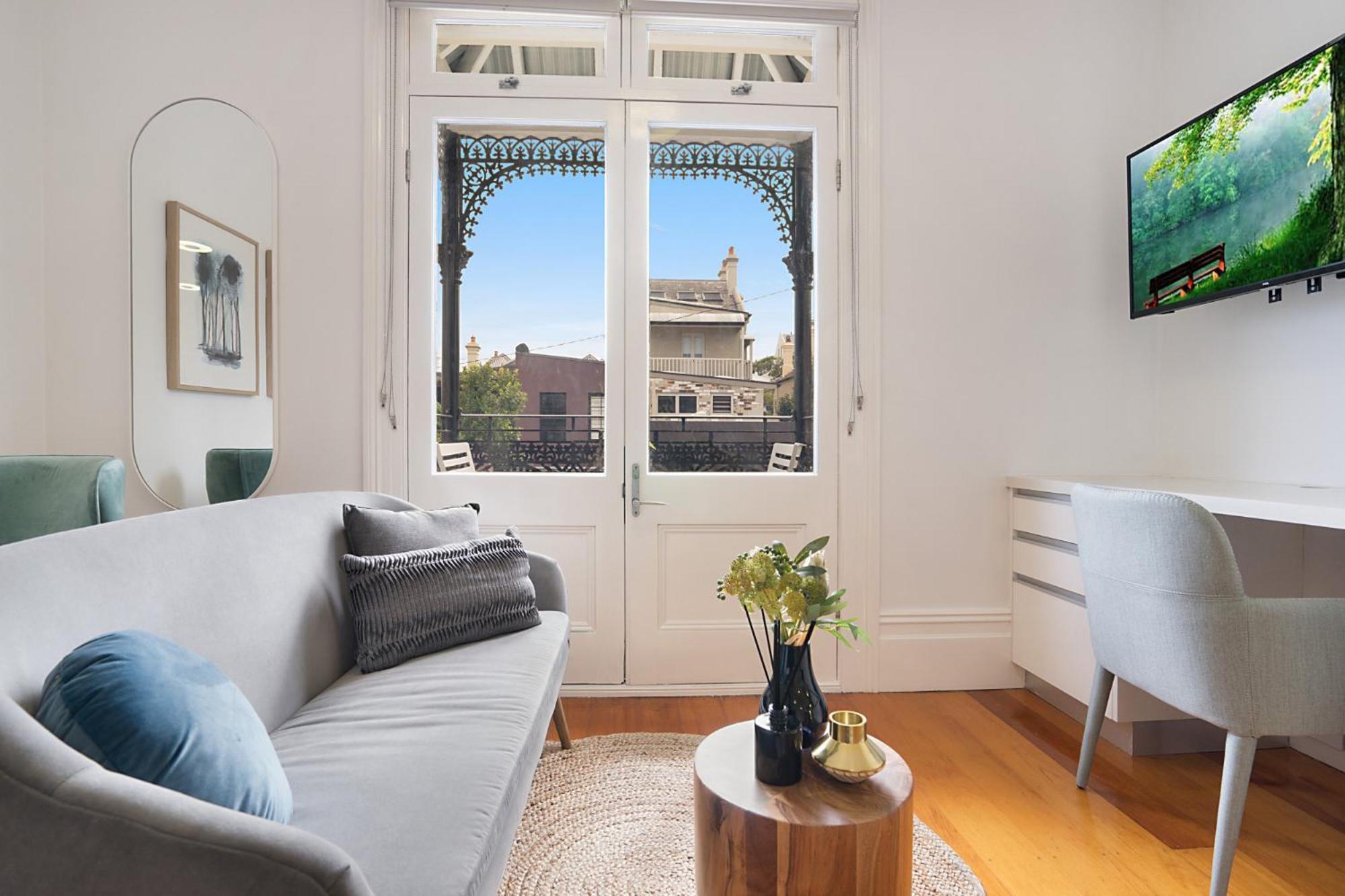 Apartment Cozy With Balcony In Unbeatable Location *