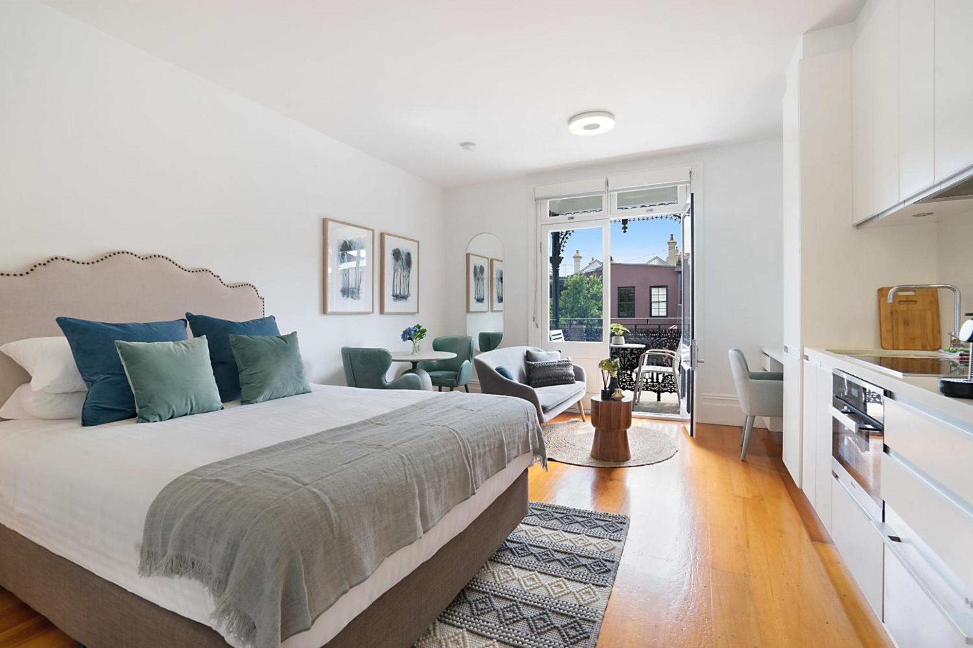 Cozy With Balcony In Unbeatable Location *