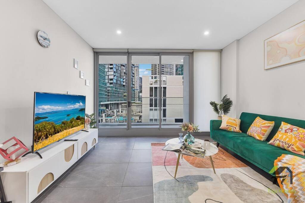 Apartment Vivid With Pool In Olympic Park Sydney