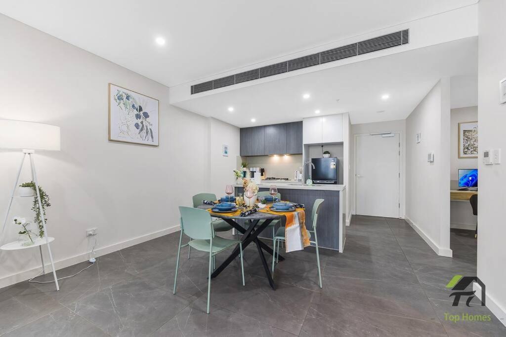 Apartment Vivid With Pool In Olympic Park Sydney
