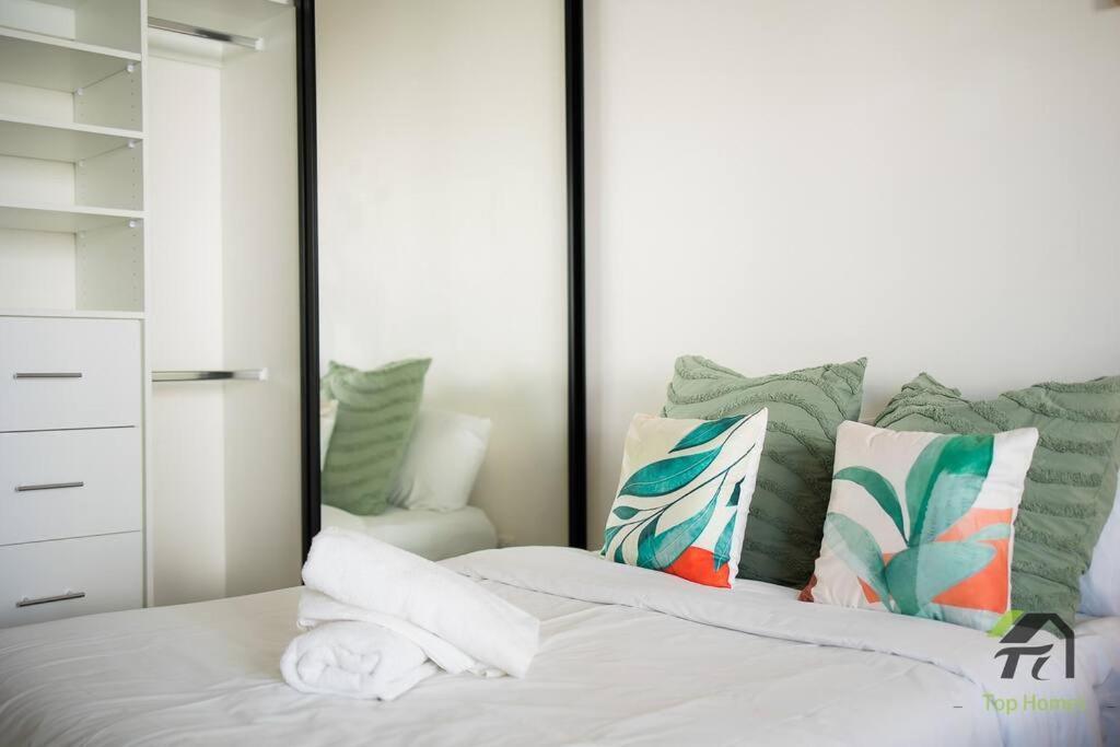 Apartment Vivid With Pool In Olympic Park Sydney