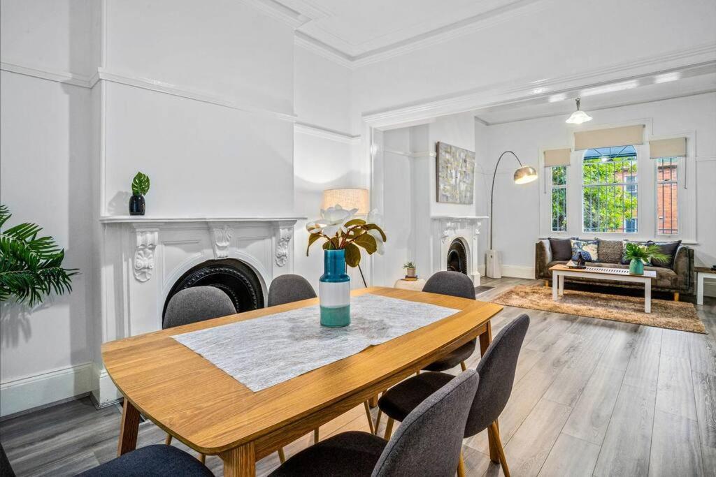 Holiday home Beautiful & Ultra Convenient 4-bdrm Terrace