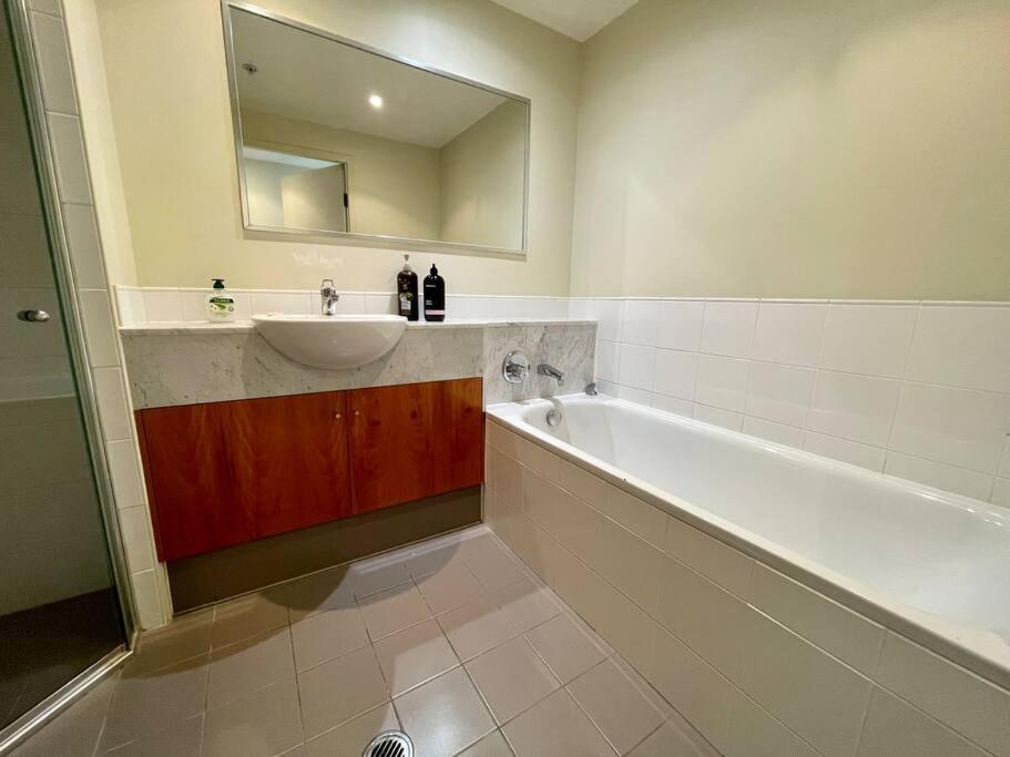 North 2 Bedroom - Pool Parking Gym Sleeps 6 Sydney