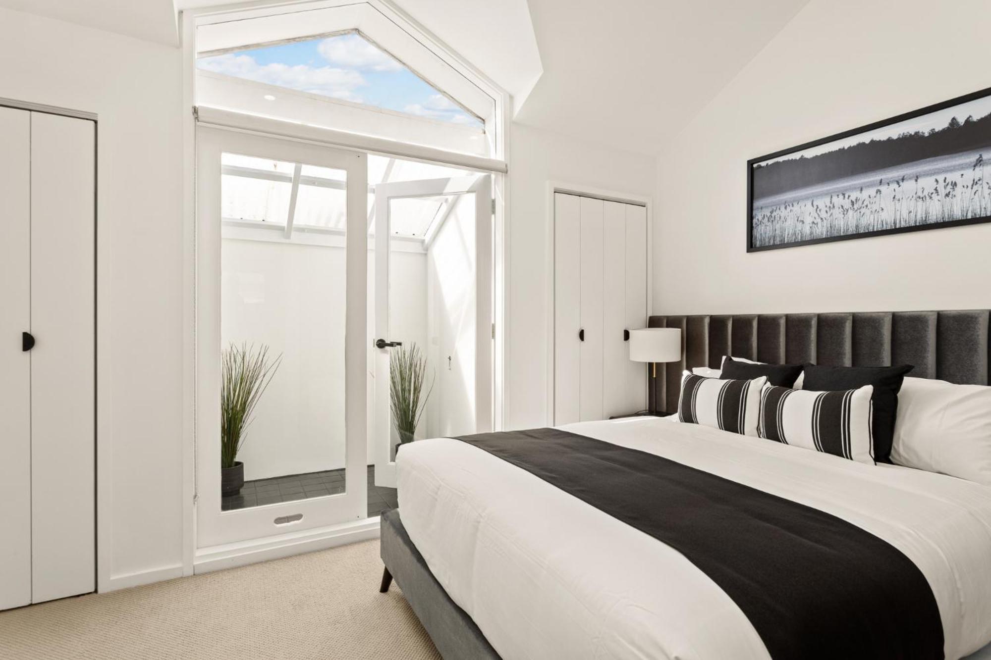 Central 2-bed Terrace House By The Harbour Holiday home Sydney