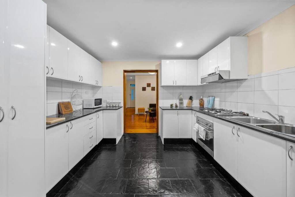 Facilitated 4 Bedroom House & Icc&darling Harbour-8 Mins Walk *