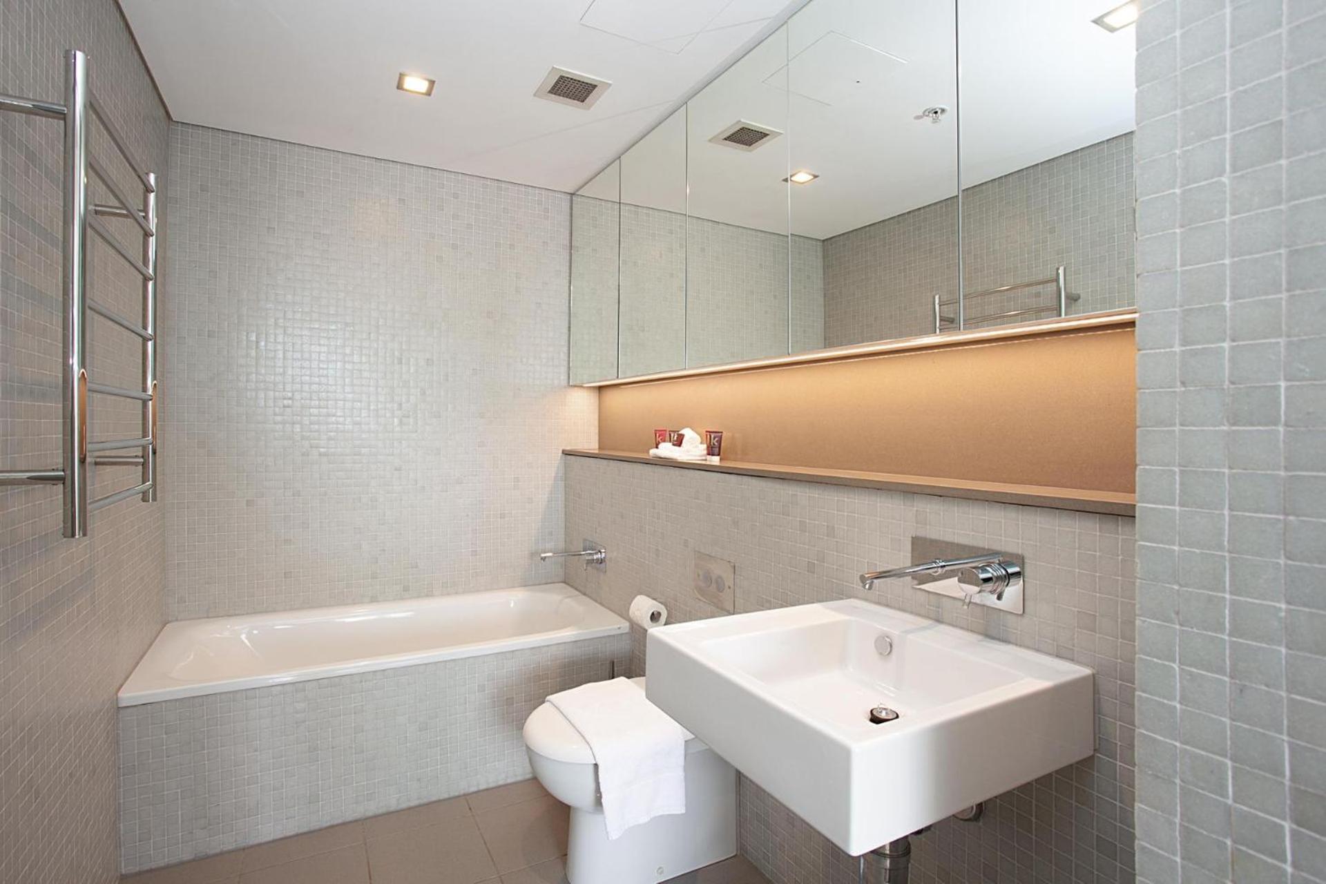 Poolside Glamour Woolloomooloo Apartment