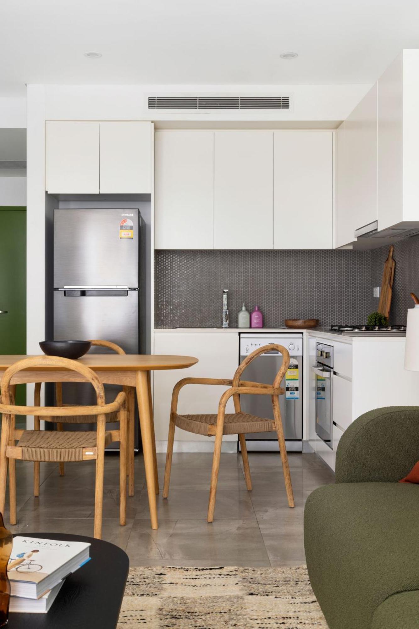 Apartment Kahlo Alexandria - Stylish 2 Bdrm Walk To Train Sydney