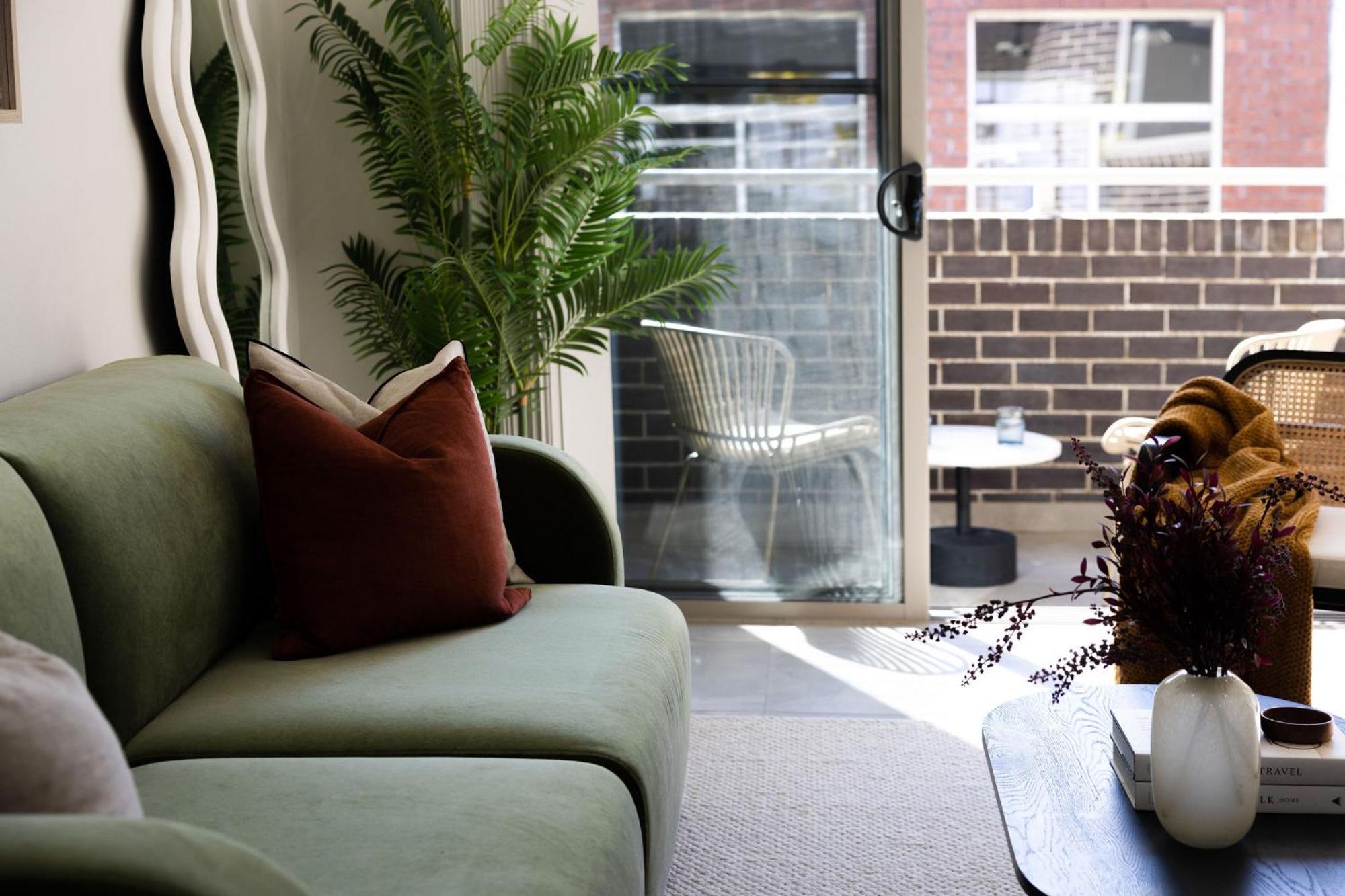Kahlo Alexandria - Stylish 2 Bdrm Walk To Train Apartment