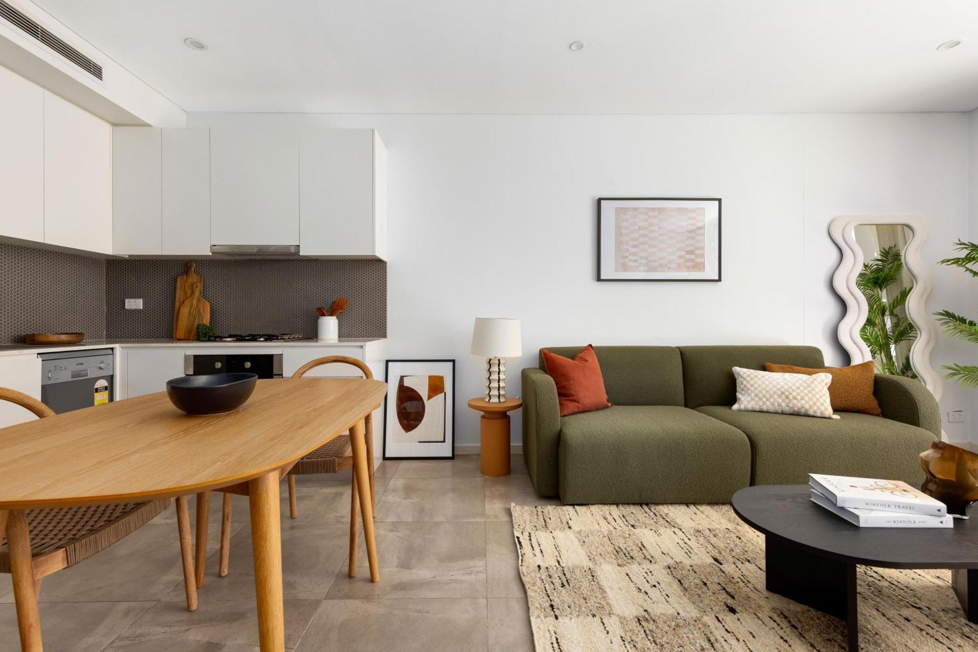 Kahlo Alexandria - Stylish 2 Bdrm Walk To Train Apartment Sydney