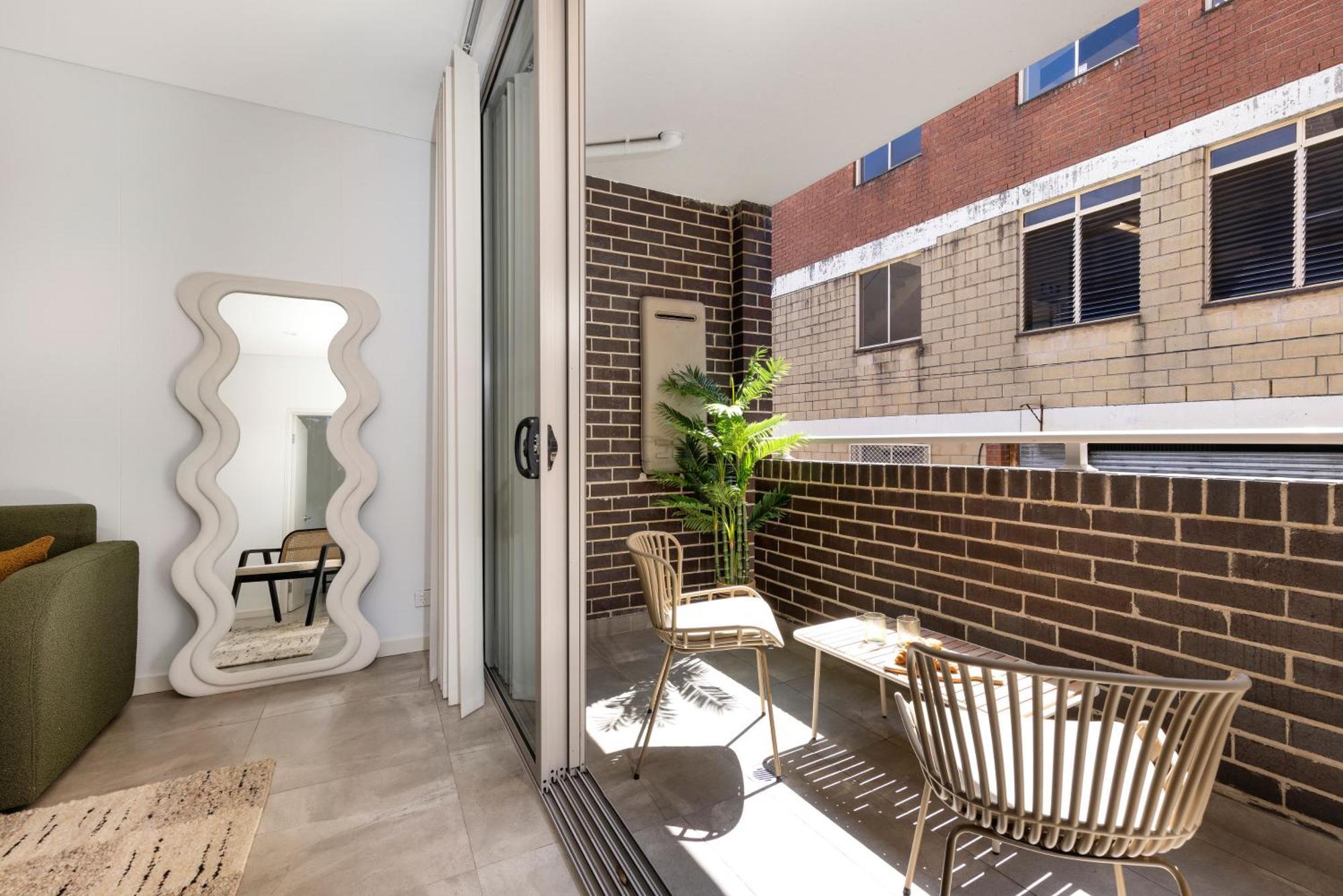 Kahlo Alexandria - Stylish 2 Bdrm Walk To Train Apartment *