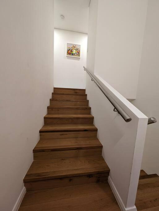 Modern 2 Bedroom Close To Amenities! Sydney