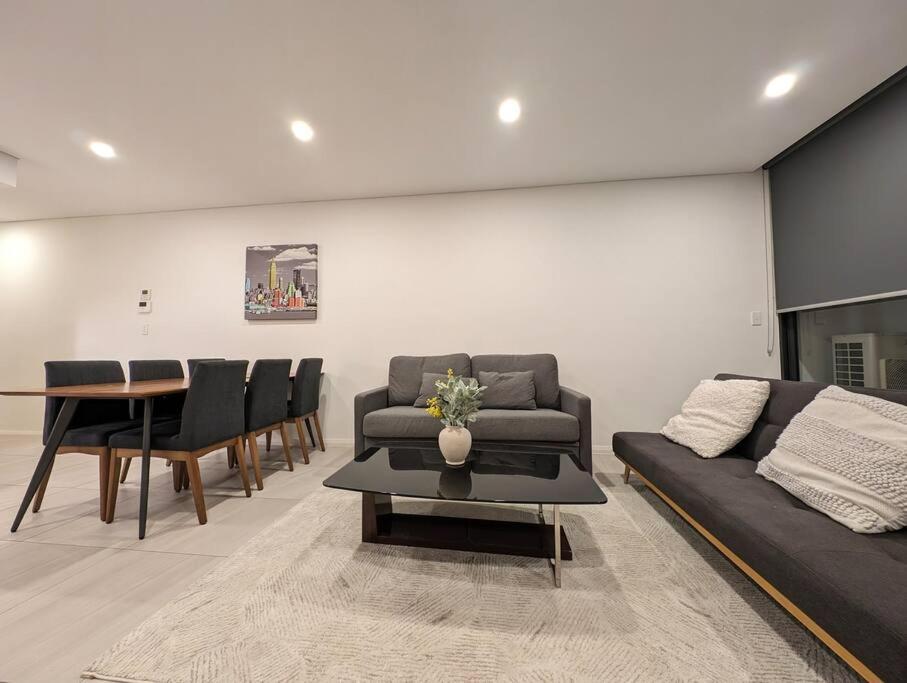 Apartment Modern 2 Bedroom Close To Amenities! Sydney