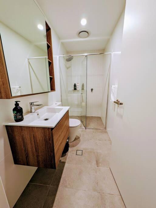 Modern 2 Bedroom Close To Amenities! * Sydney