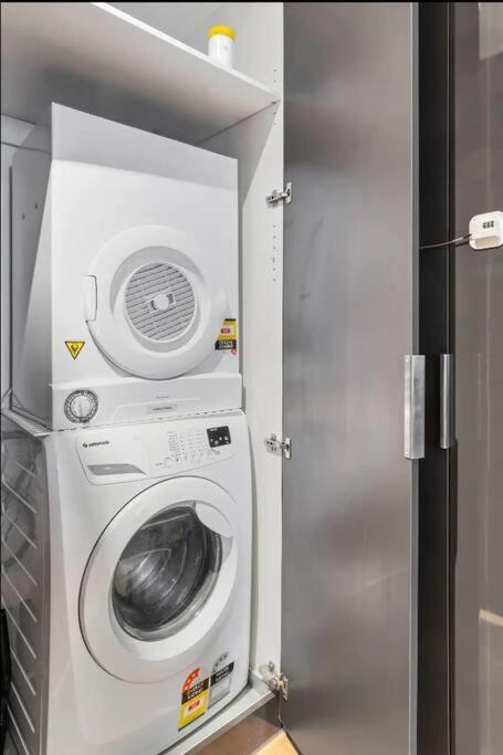 Apartment Modern 2 Bedroom Close To Amenities!