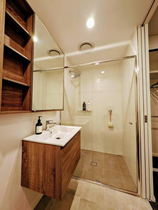 Apartment Modern 2 Bedroom Close To Amenities! *