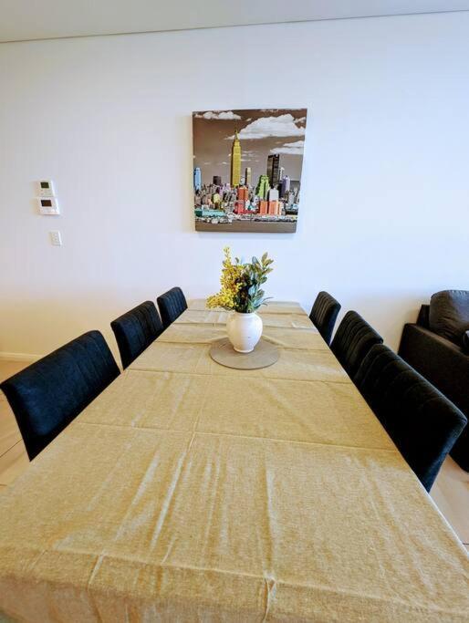 Modern 2 Bedroom Close To Amenities! * Sydney